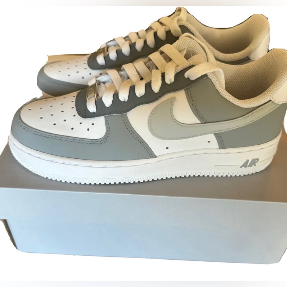 NIKE AIR FORCE 1 LE (GS) 6Y NWT